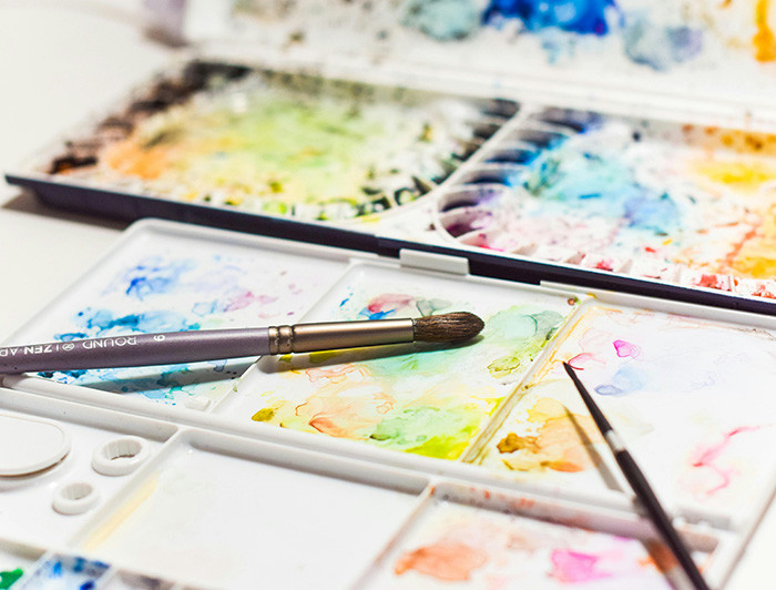 Pinceles y pinturas de acuarela