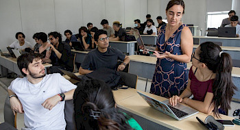 Profesora y estudiantes en sala de clases