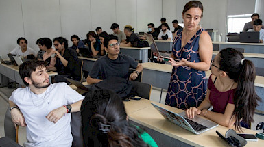 Profesora y estudiantes en sala de clases