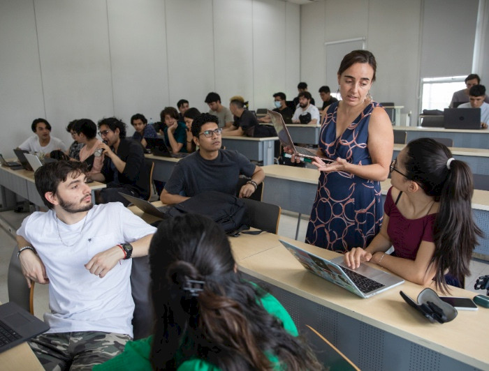 Profesora y estudiantes en sala de clases