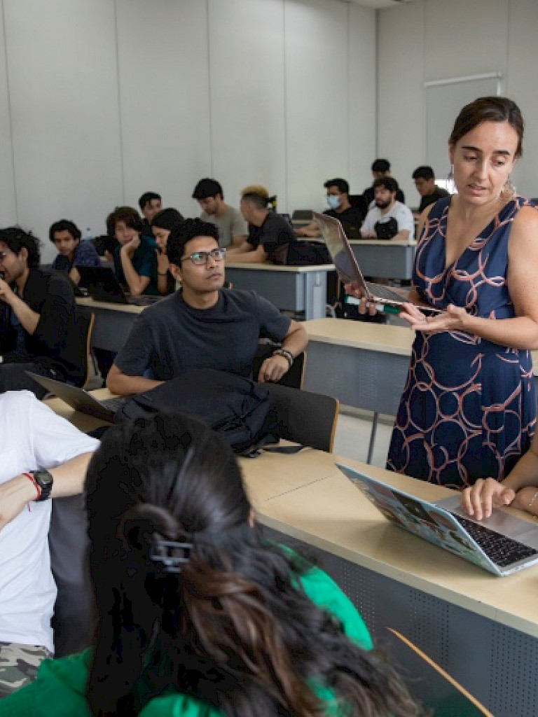 Profesora y estudiantes en sala de clases