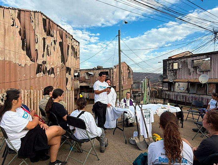 Misa en Lirquén, localidad afectada por los incendios.