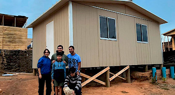 Familia junto a su nueva vivienda en Biobío.