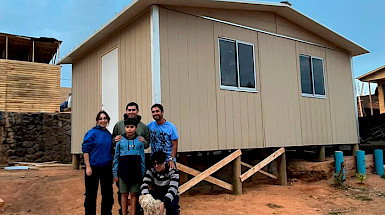 Familia junto a su nueva vivienda en Biobío.