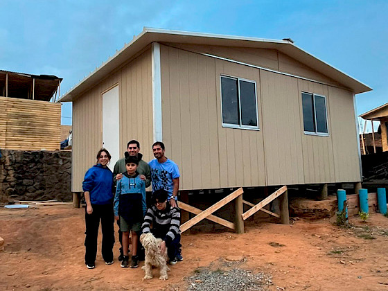 Familia junto a su nueva vivienda en Biobío.