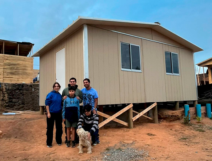 Familia junto a su nueva vivienda en Biobío.