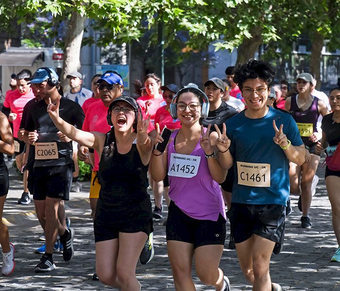 Jóvenes haciendo deporte