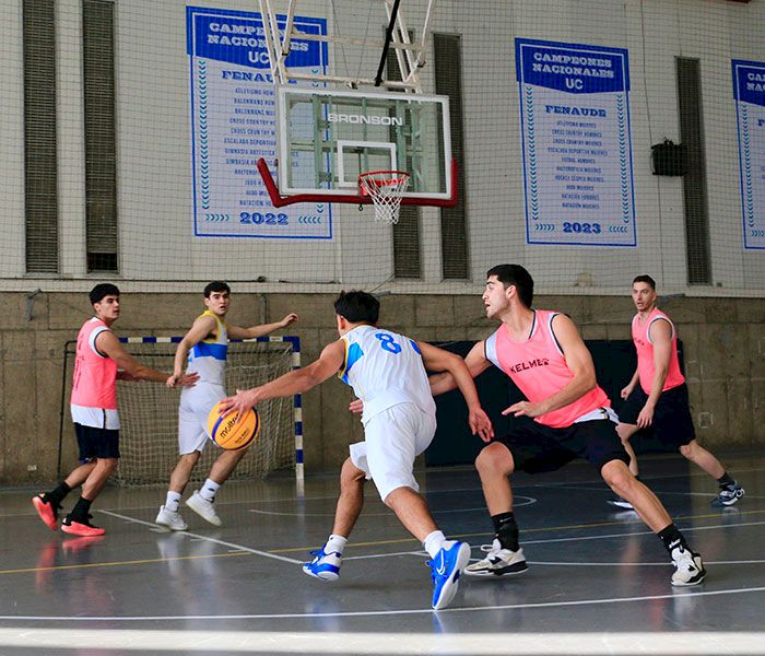 Estudiantes jugando básquetbol