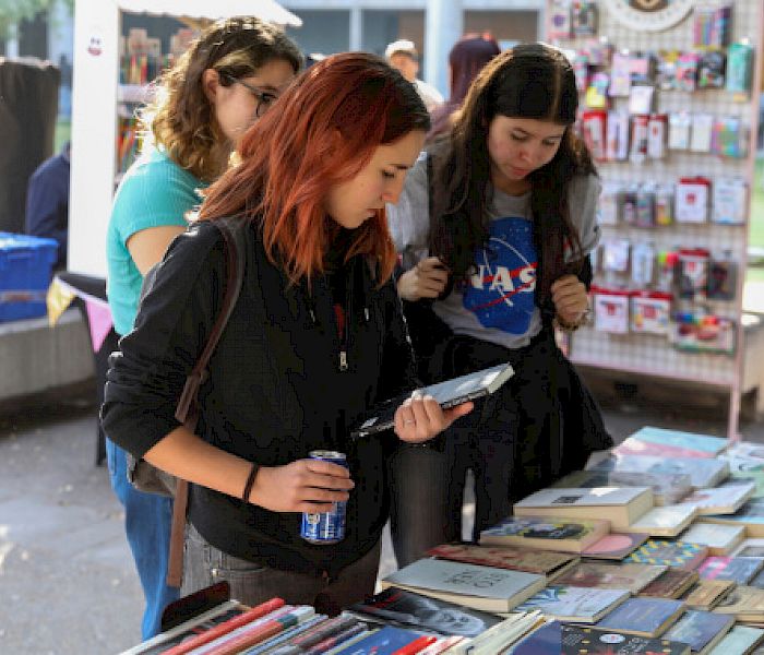 Estudiantes en feria del libro