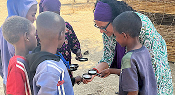 Profesora UC enseñando a niños en Chad.