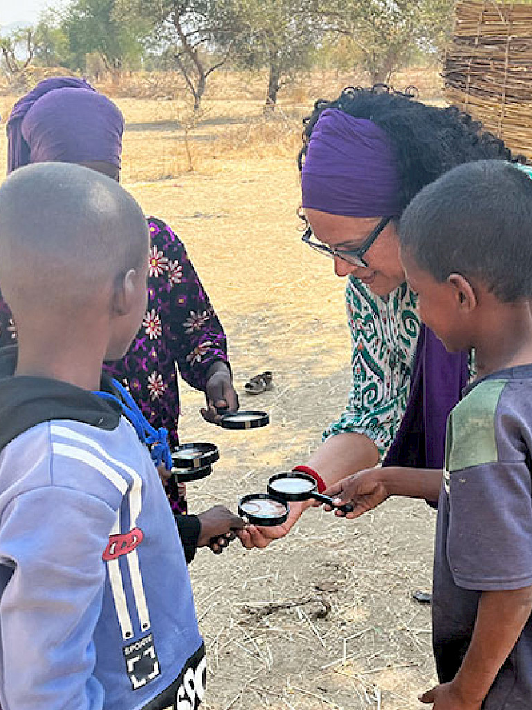 Profesora UC enseñando a niños en Chad.