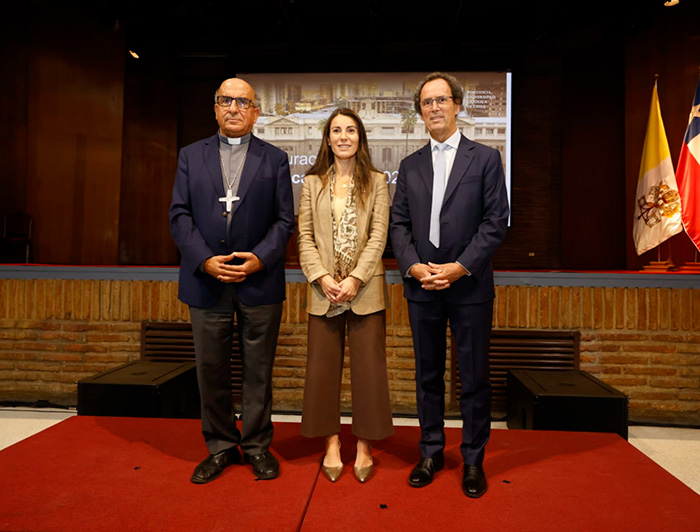 El rector Juan Carlos de la Llera, junto a la ministra de Educación, María Paz Arzola y el arzobispo de Santiago y Gran Canciller de la UC, cardenal Fernando Chomali.