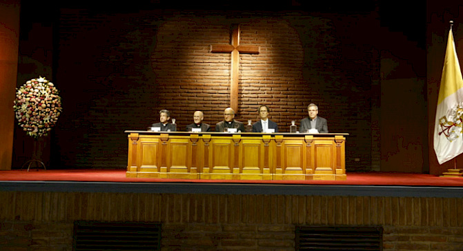 UC Chile President Juan Carlos de la Llera and Chancellor Monsignor Fernando Chomalí presented the UC Chile Centennial Silver Medal to Cardinal Tolentino.