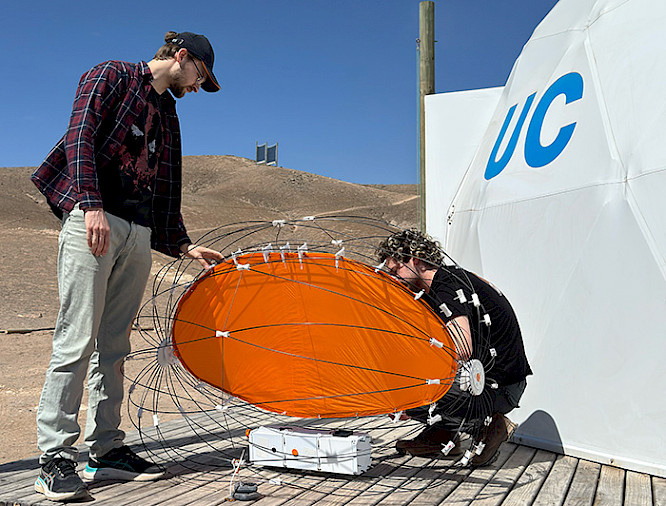 Investigadores junto al rover en la Estación Atacama UC