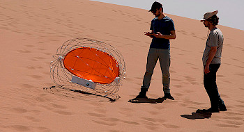 Investigadores probando el rover en las dunas.