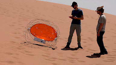 Investigadores probando el rover en las dunas.