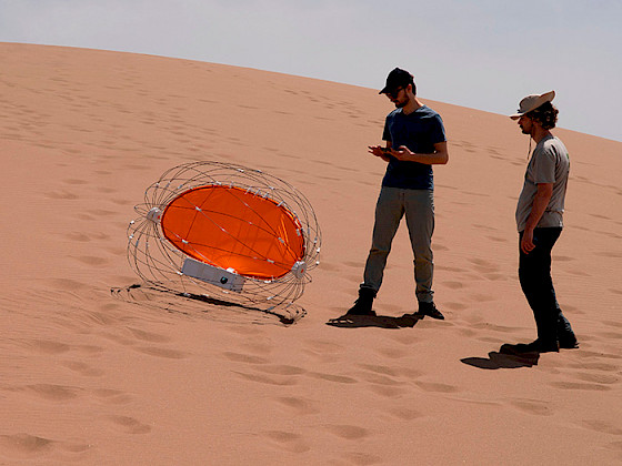 Investigadores probando el rover en las dunas.