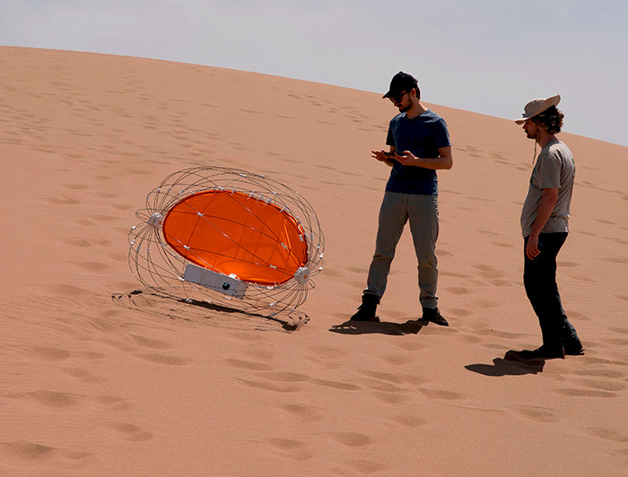 Investigadores probando el rover en las dunas.