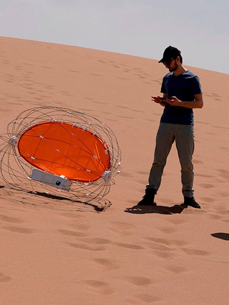 Investigadores probando el rover en las dunas.
