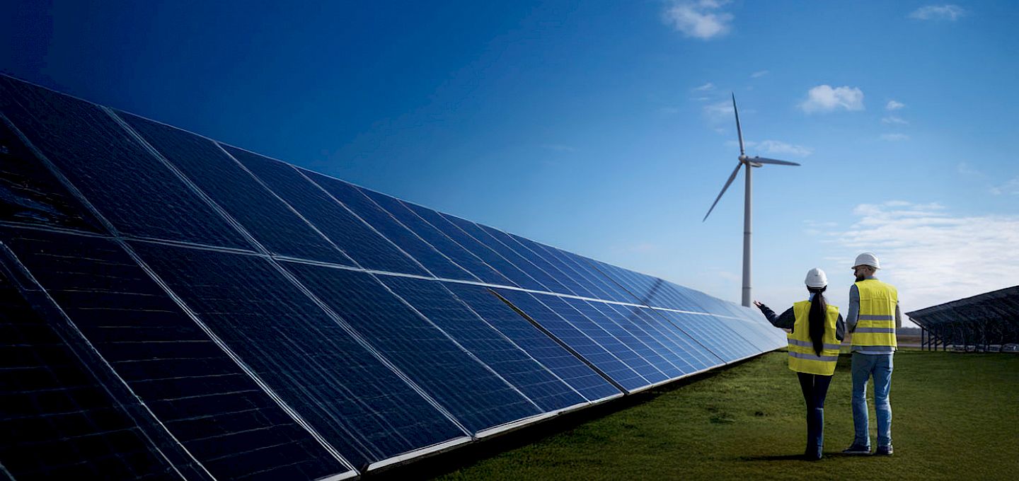 Personas recorren una planta de energías renovables