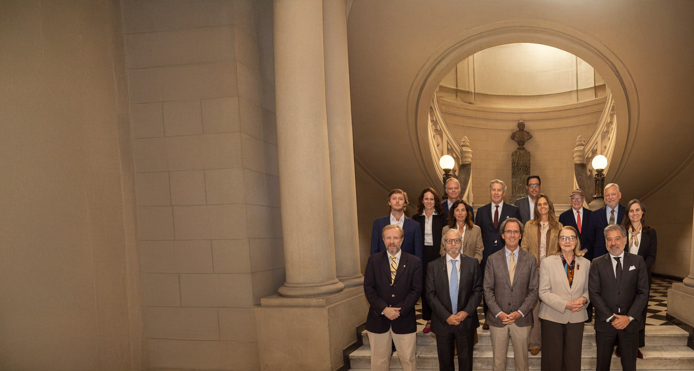 Miembros de Friends UC junto a autoridades universitarias.