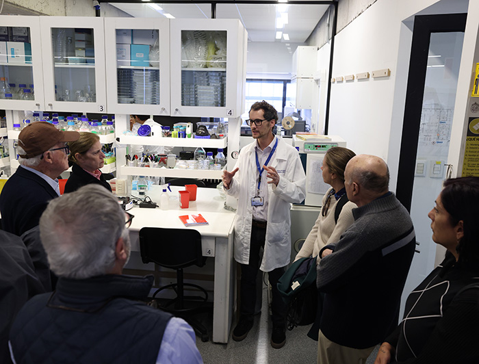 Los miembros de la fundación Friends UC visitando un laboratorio en Campus San Joaquín.
