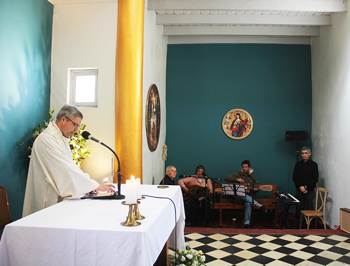 La misa, oficiada por el Vice Gran Canciller UC padre Osvaldo Fernández de Castro, contó con la participación de cantores a lo divino.