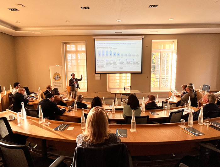 El rector Juan Carlos de la Llera presenta el Plan Estratégico 2026-2030 de la Universidad.