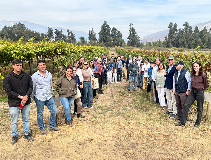 La delegación de Friends UC junto a las autoridades universitarias en la Estación Experimental de Pirque.