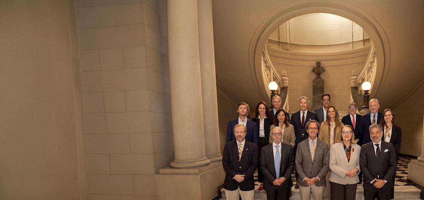 Representantes de Friends UC junto a autoridades universitarias.