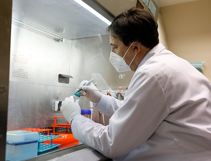 Alexis Kalergis en laboratorio.