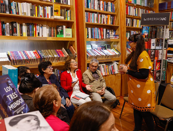 Malucha Pinto y los participantes del taller literario para personas mayores Somos el Puente.