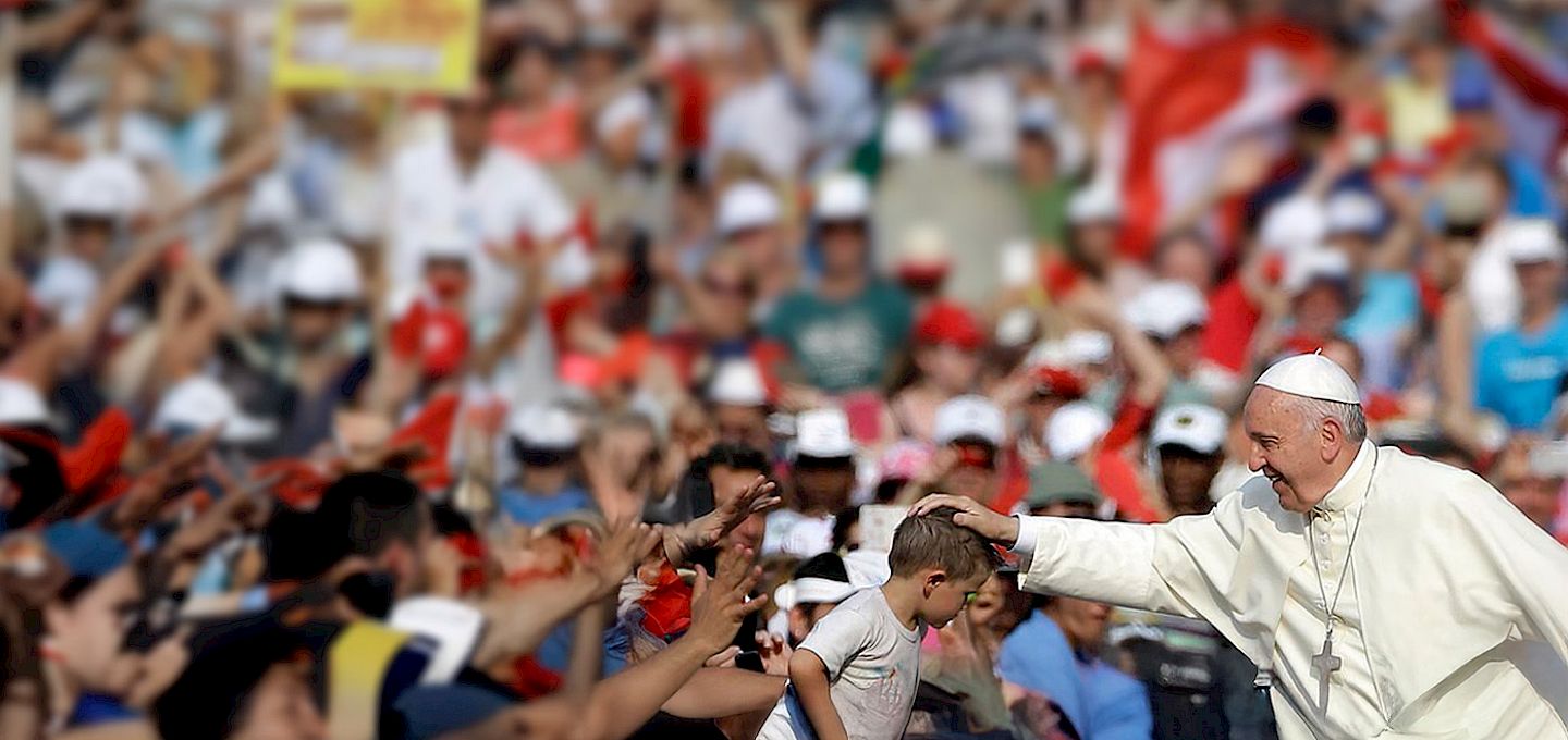 Papa Francisco bendice un niño entre la multitud