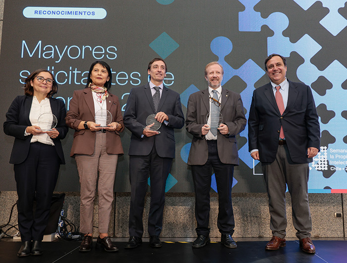 Entrega de reconocimientos en ceremonia de ENAPI.