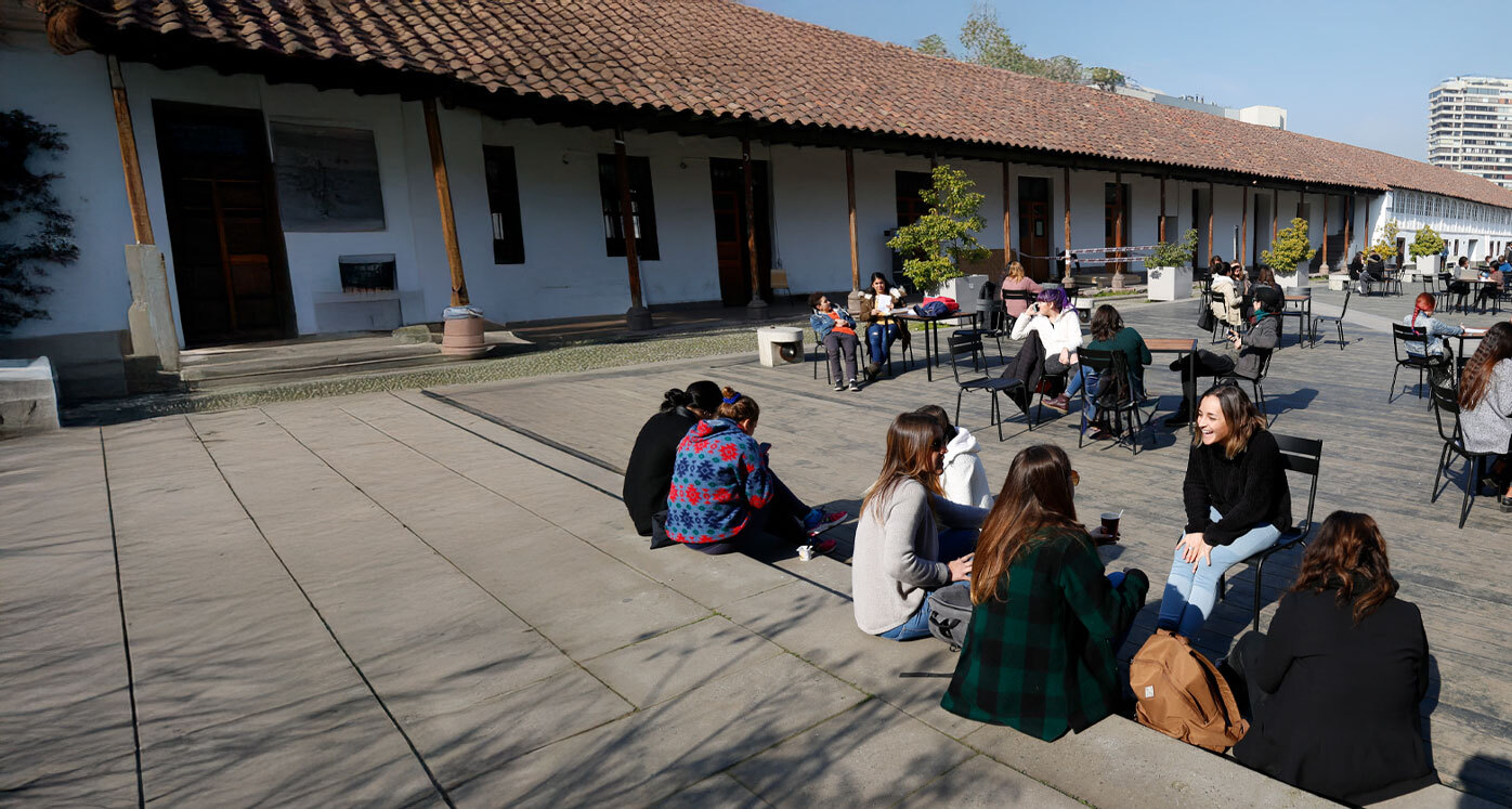 Estudiantes en patio de campus Lo Contador