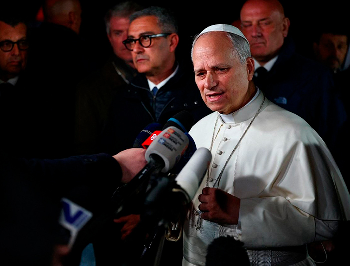 Papa León XIV siendo entrevistado por la prensa.
