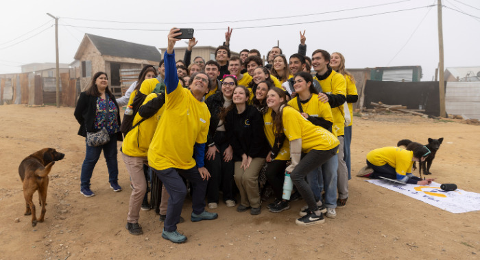Rector Juan Carlos de la Llera con voluntarios