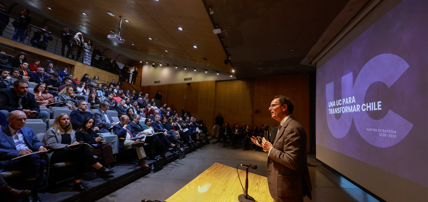 Rector presentando el Plan Estratégico ante la comunidad del campus Lo Contador.