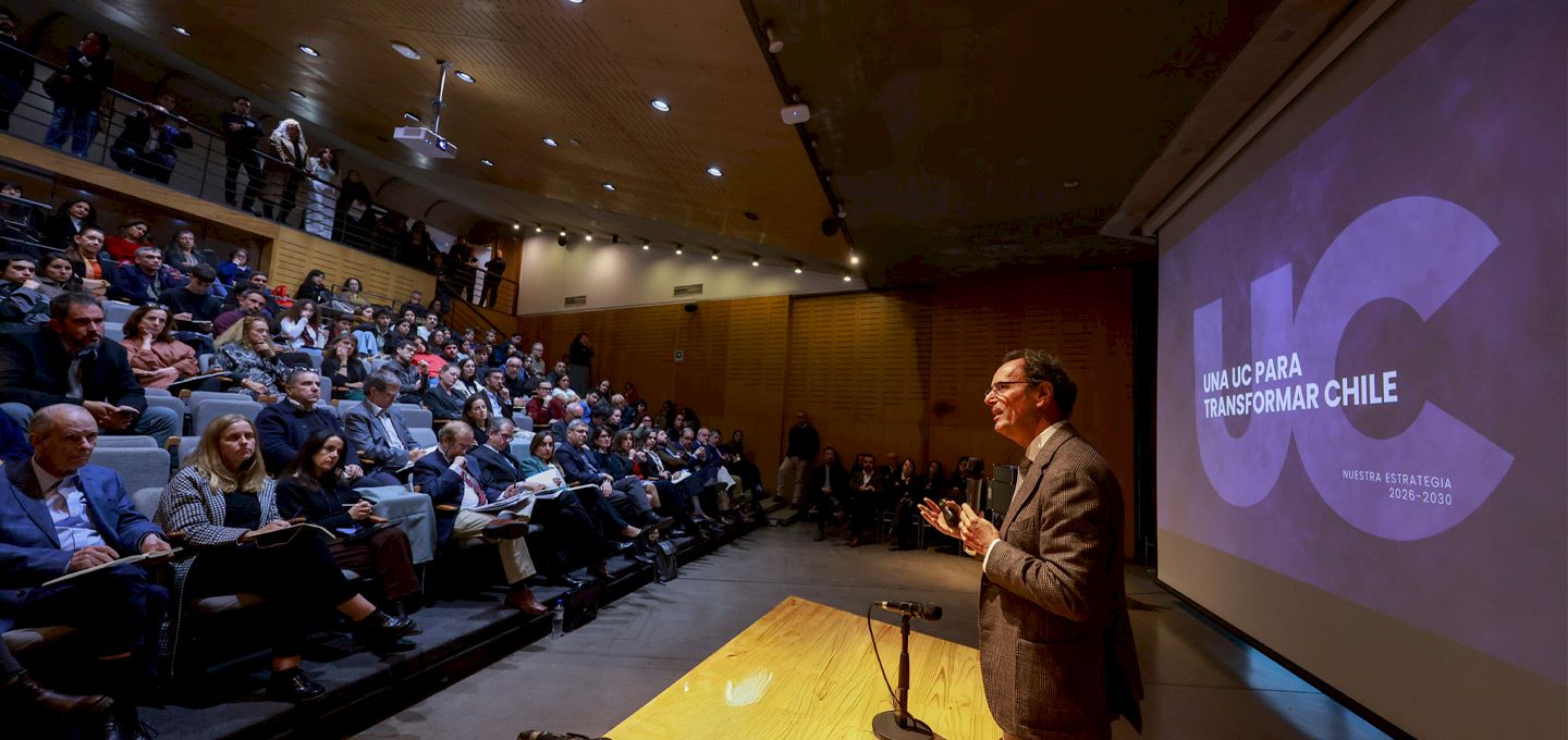 Rector presentando el Plan Estratégico en Lo Contador