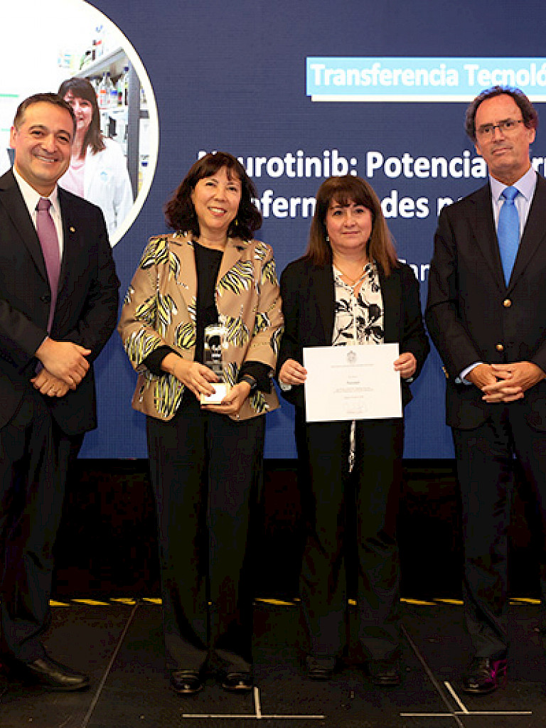 Rector Juan Carlos de la Llera, Alejandra Álvarez, Silvana Zanlungo y Álvaro Ossa.