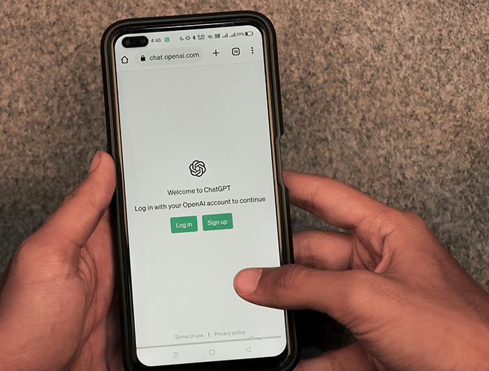 Manos sostienen un teléfono con la aplicación de Chat GPT
