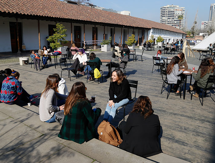 Estudiantes universitarios en un patio