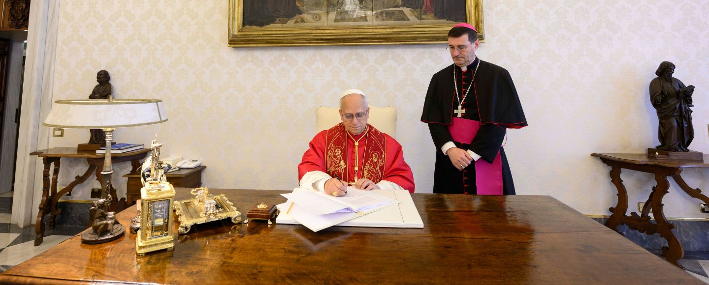 Papa León XIV firmando la Encíclica