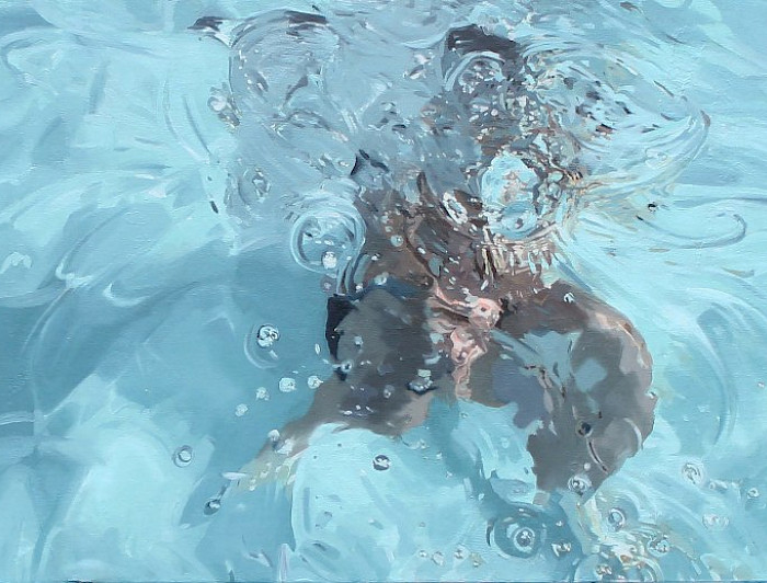 Pintura ultrarrealista "Apnea", de Nicole Tijoux, donde se aprecia un cuerpo sentado bajo el agua.