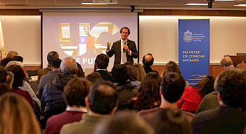 Rector Juan Carlos de la Llera en el encuentro en la Facultad de Ciencias Sociales.