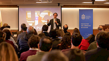 Rector Juan Carlos de la Llera en el encuentro en la Facultad de Ciencias Sociales.