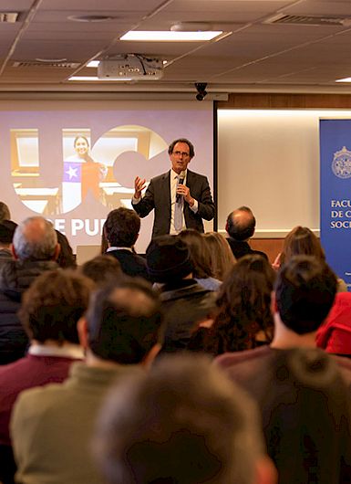 Rector Juan Carlos de la Llera en el encuentro en la Facultad de Ciencias Sociales.