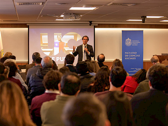Rector Juan Carlos de la Llera en el encuentro en la Facultad de Ciencias Sociales.