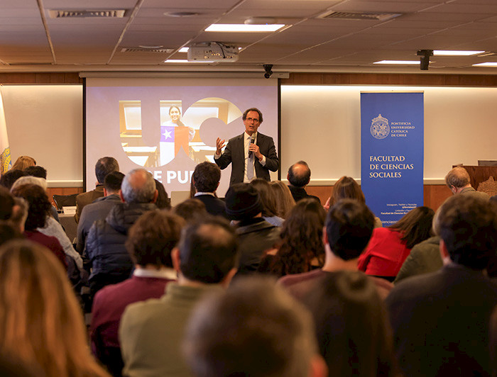 Rector Juan Carlos de la Llera en el encuentro en la Facultad de Ciencias Sociales.