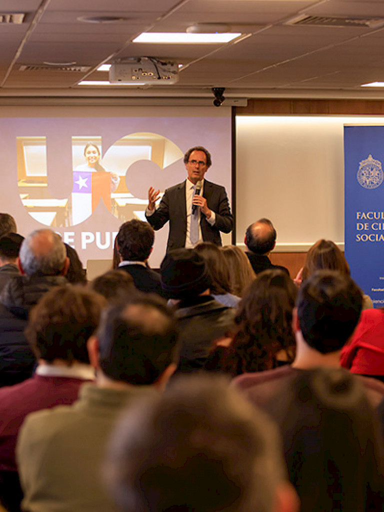 Rector Juan Carlos de la Llera en el encuentro en la Facultad de Ciencias Sociales.